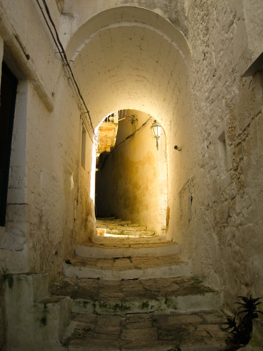 A quiet vicolo of the white city